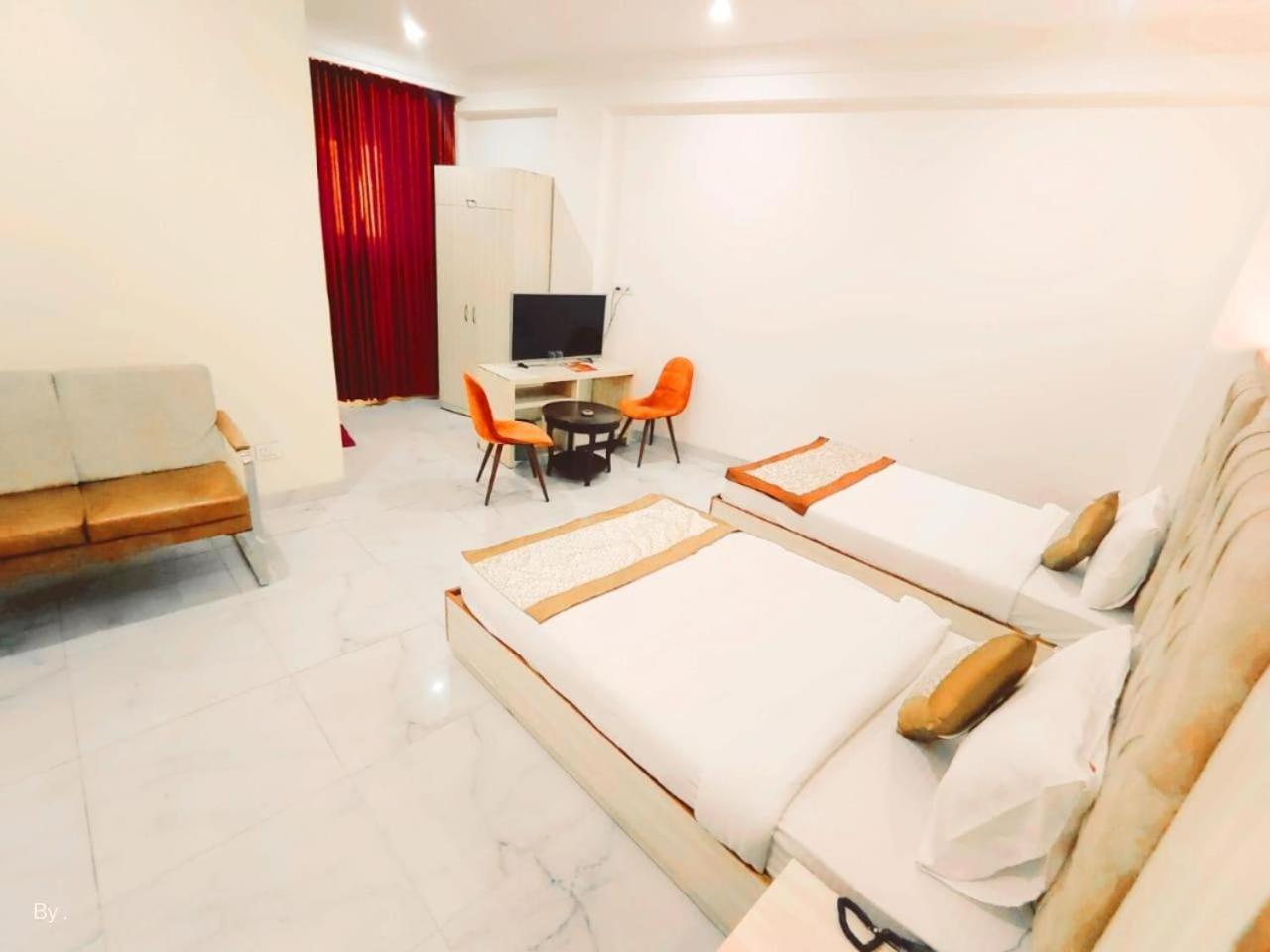 Hotel Almora Sky Near By Delhi International Airport With - Free Airport Pickup And Drop 3*