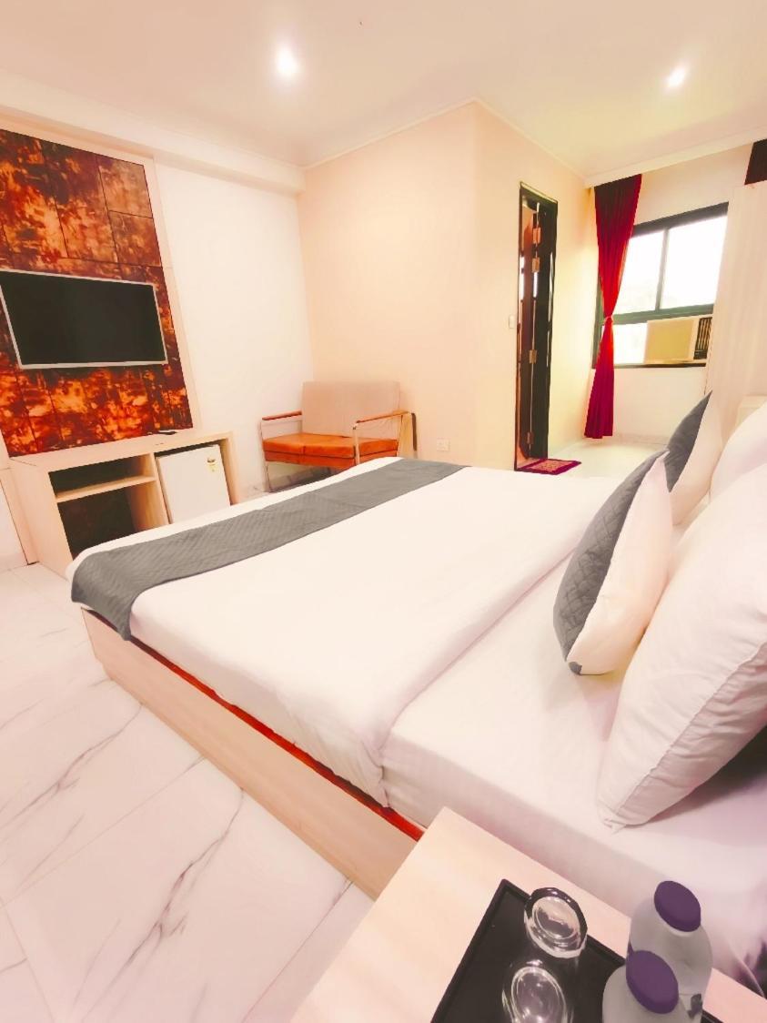 Almora Sky Near By Delhi International Airport With - Free Airport Pickup And Drop Hotel