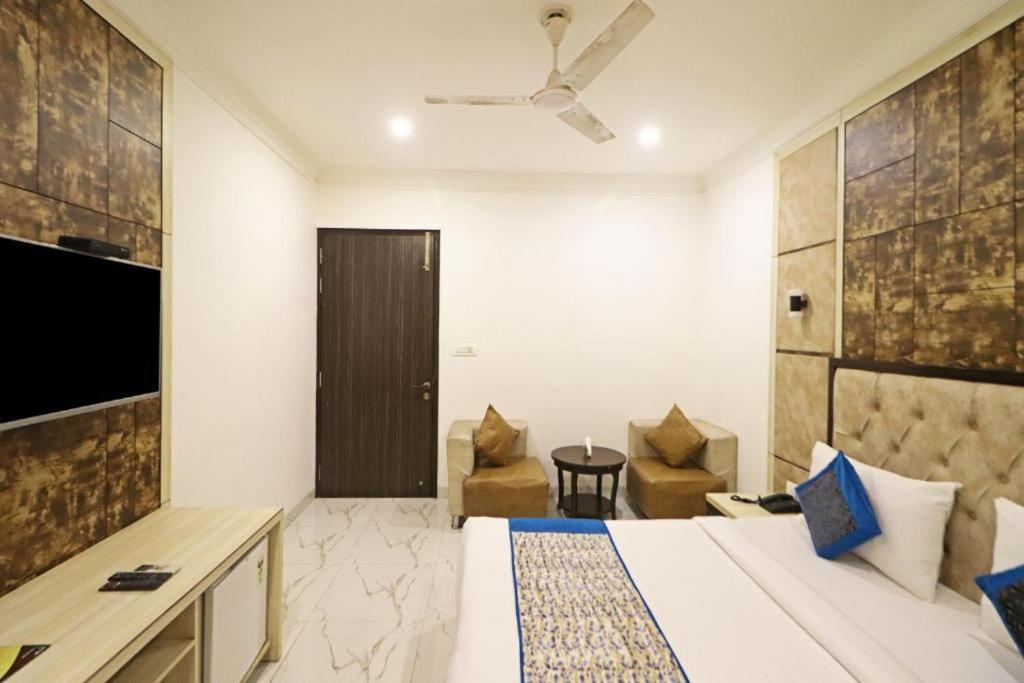 Almora Sky Near By Delhi International Airport With - Free Airport Pickup And Drop Hotel
