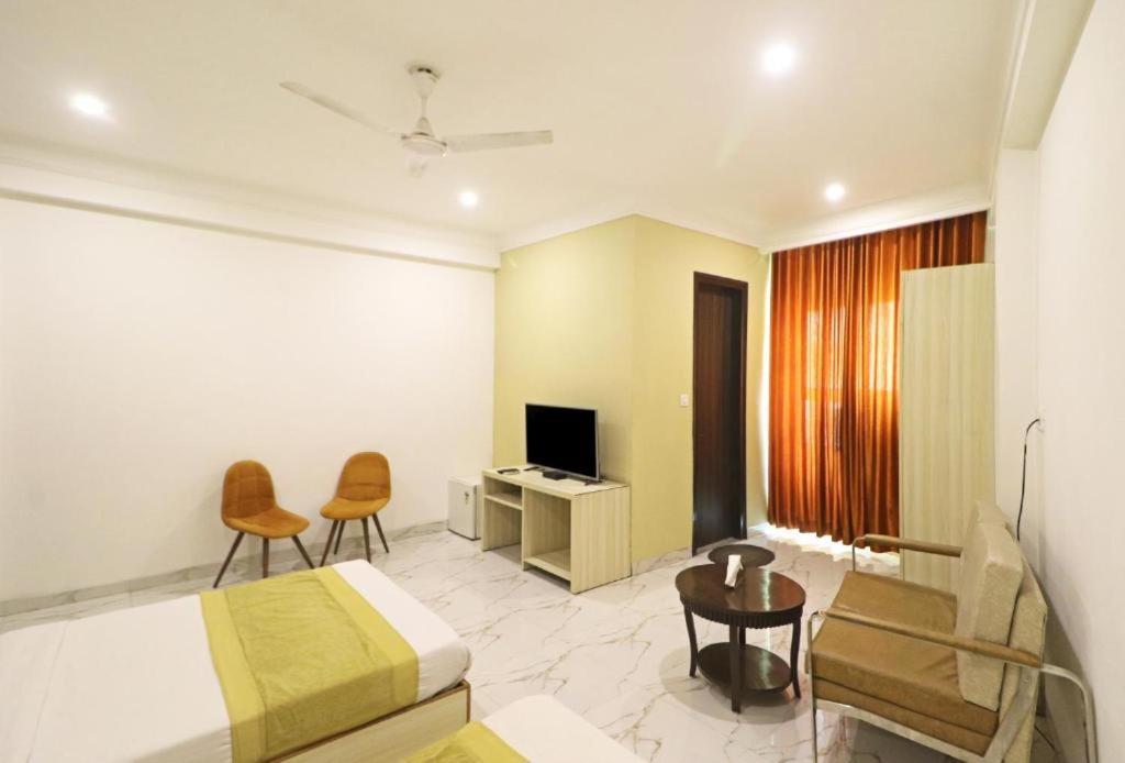 Almora Sky Near By Delhi International Airport With - Free Airport Pickup And Drop 3*