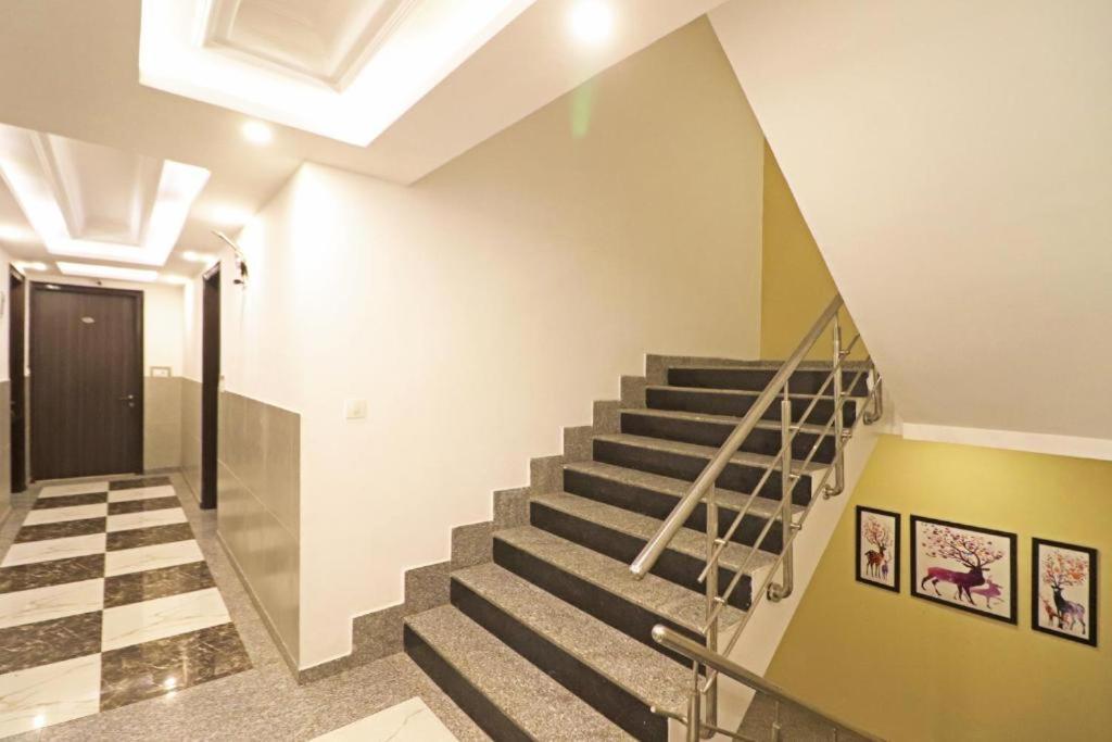 Hotel Almora Sky Near By Delhi International Airport With - Free Airport Pickup And Drop 3*