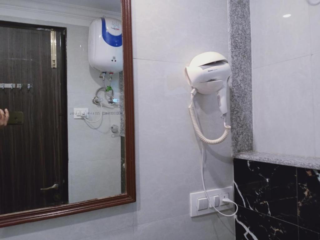 Almora Sky Near By Delhi International Airport With - Free Airport Pickup And Drop 3*
