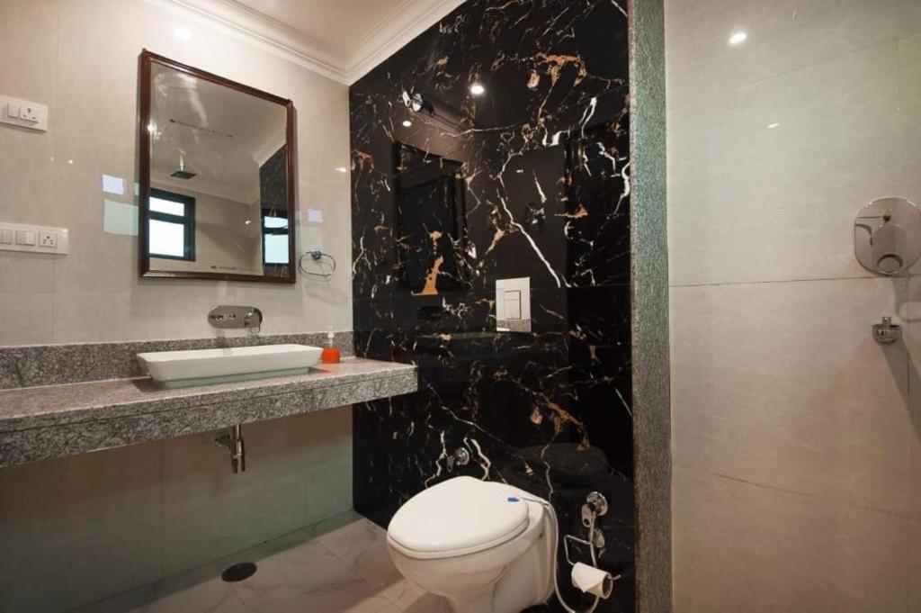 Almora Sky Near By Delhi International Airport With - Free Airport Pickup And Drop 3* New Delhi