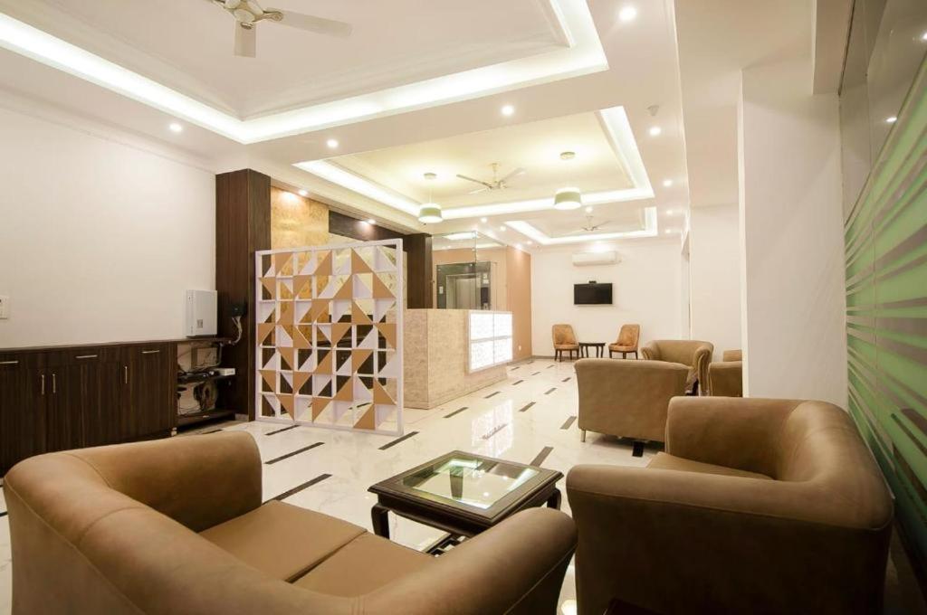Almora Sky Near By Delhi International Airport With - Free Airport Pickup And Drop Hotel New Delhi