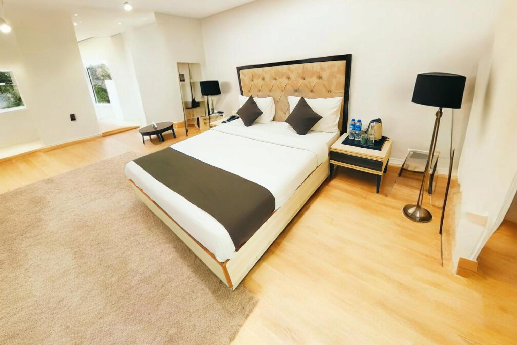 Almora Sky Near By Delhi International Airport With - Free Airport Pickup And Drop 3*