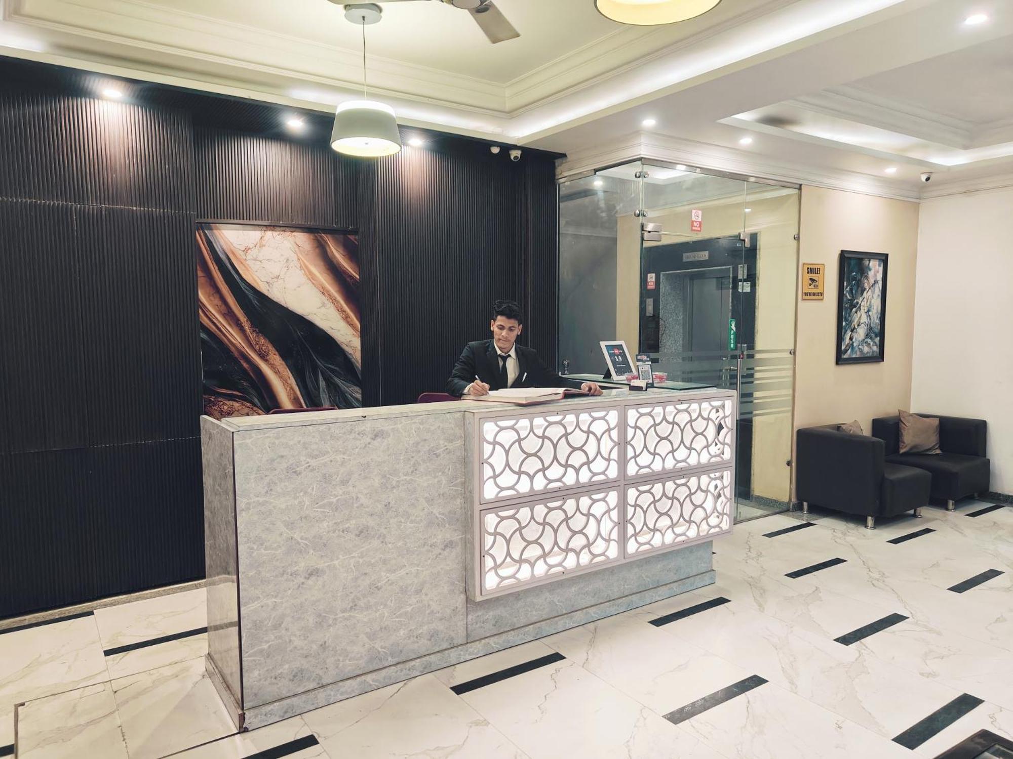 Almora Sky Near By Delhi International Airport With - Free Airport Pickup And Drop Hotel 3*