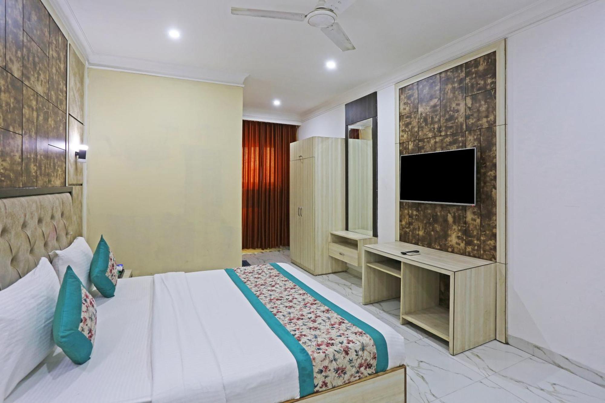 Almora Sky Near By Delhi International Airport With - Free Airport Pickup And Drop 3*