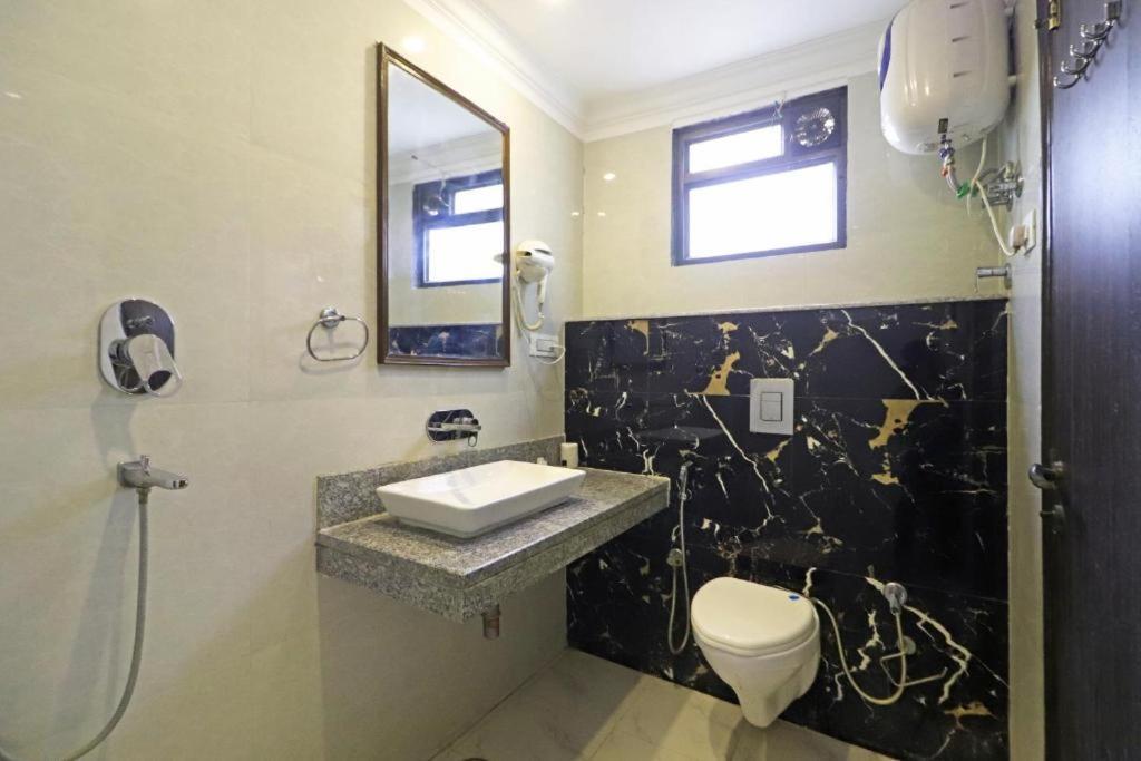 Almora Sky Near By Delhi International Airport With - Free Airport Pickup And Drop Hotel 3*