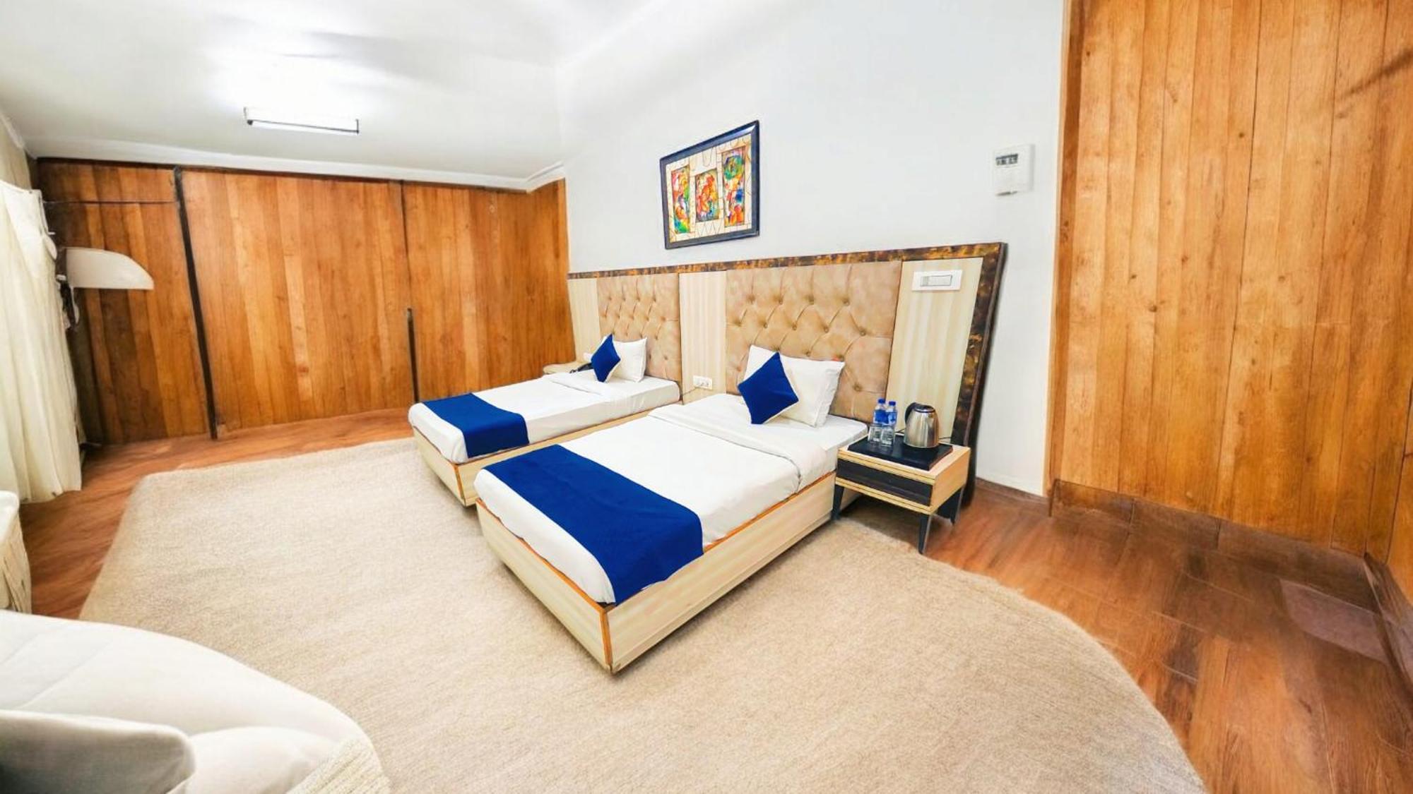 Almora Sky Near By Delhi International Airport With - Free Airport Pickup And Drop 3*